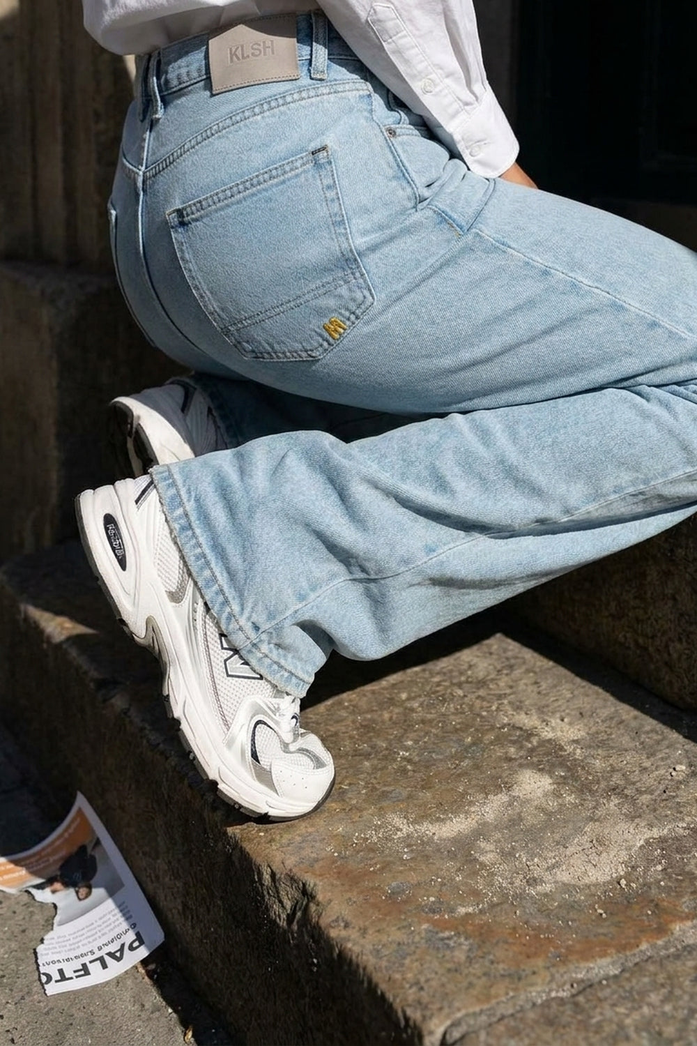 BOSTON WIDE FLARE JEANS Clear Sky women's hem and shoe detail