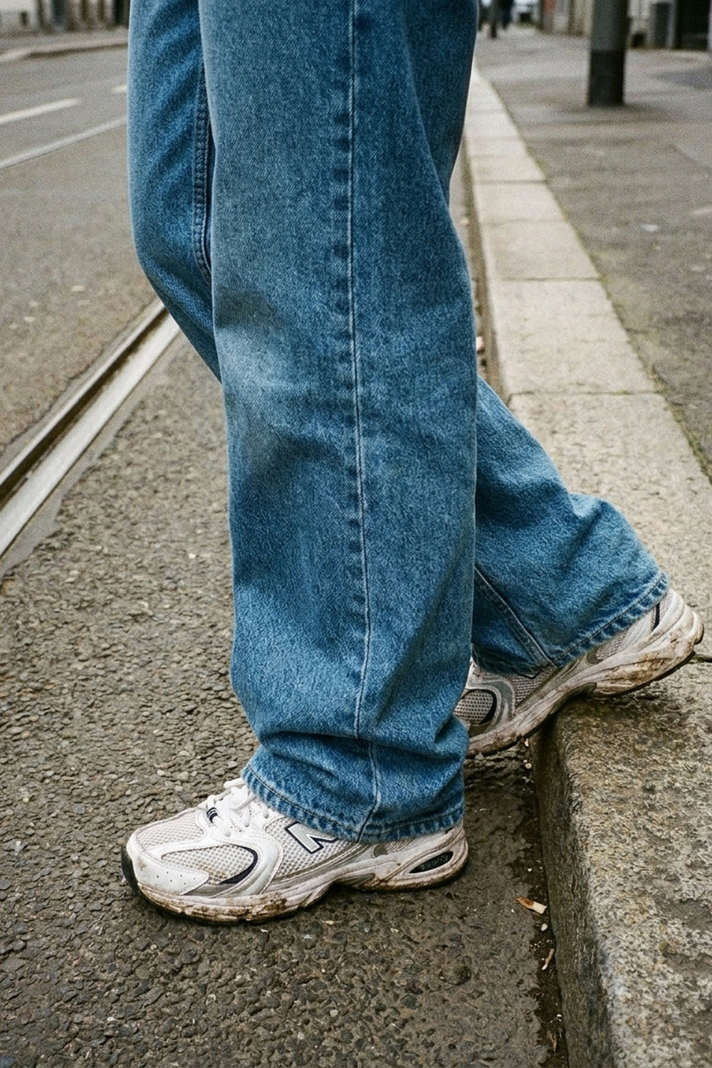 BOSTON WIDE FLARE JEANS Faded Blue women's hem and shoe detail