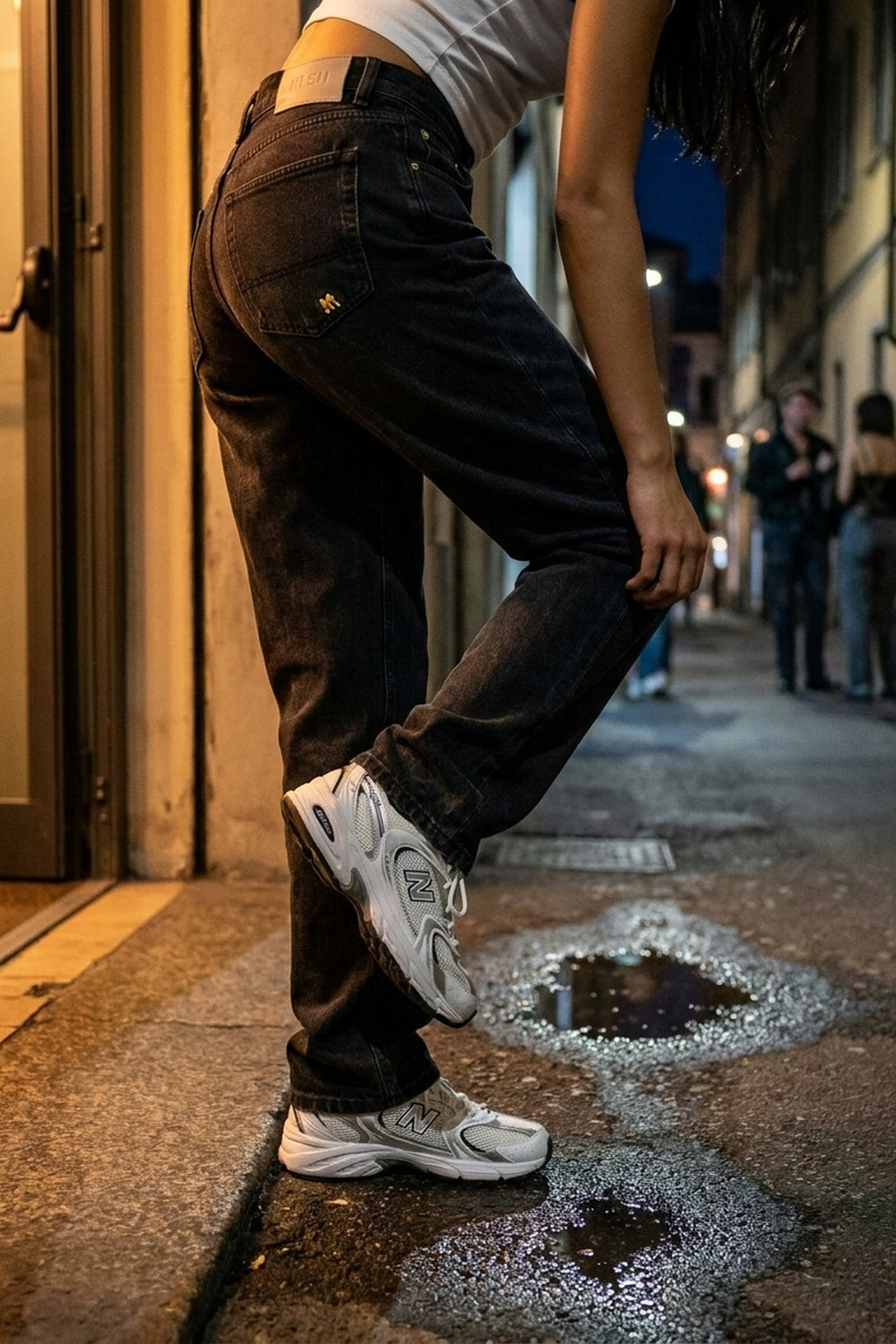 BENJI OVERSIZED FIT JEANS Faded Black women's hem and shoe detail
