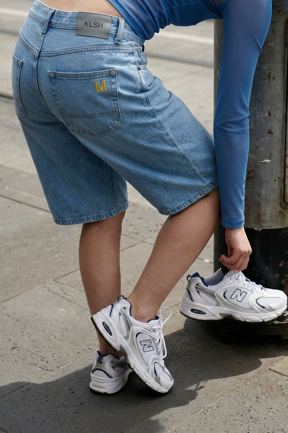 BLAKE OVERSIZED DENIM SHORTS Clear Sky women's hem and shoe detail