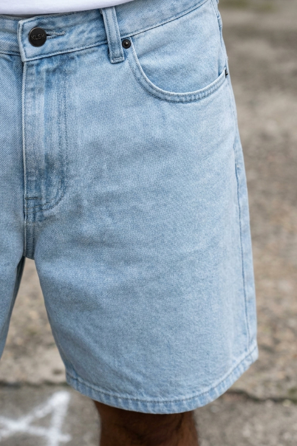 BLAKE OVERSIZED DENIM SHORTS Clear Sky men's fabric and wash detail
