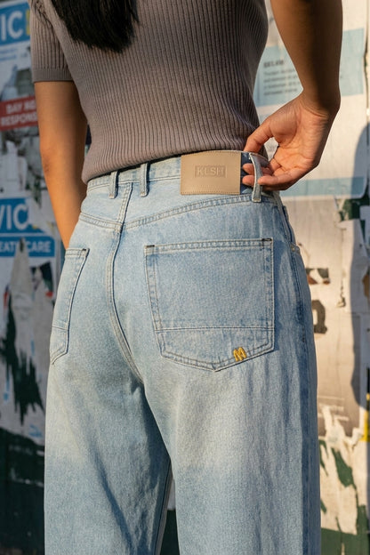 BOSTON WIDE FLARE JEANS Clear Sky women's back pocket detail crop