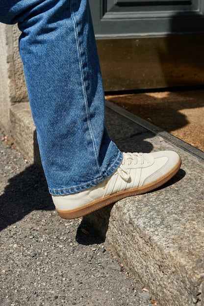 RYAN REGULAR FIT JEANS Faded Blue men's hem and shoe detail